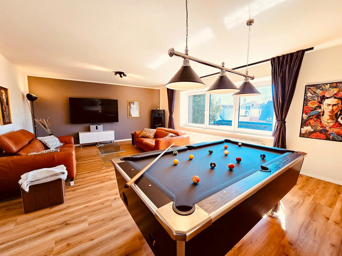 Wohnbereich der Lounge94 mit Billardtisch in Wilhelmshaven